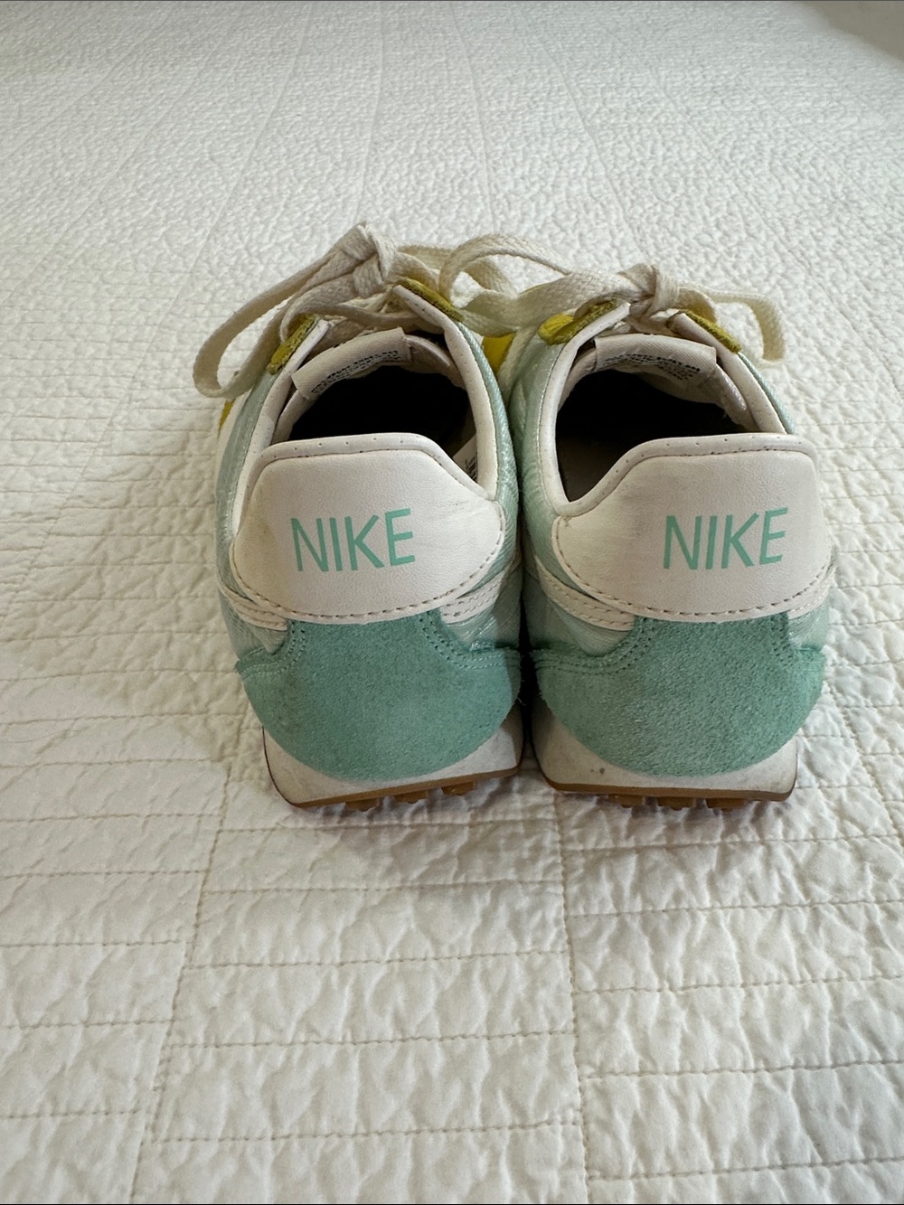 Nike 9.5 Pre Montreal Vintage Racer Women’s Retro Sneakers Yellow & Mint - Picture 2 of 6